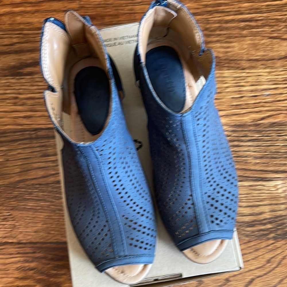 Cute navy peep-toed bootie.